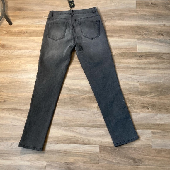 DG2 by Diane Gilman jean with embriodered floral design size 4 - Picture 14 of 16